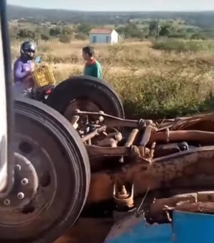 Caminhão que transportava insumos tomba na AL-220 em São José da Tapera