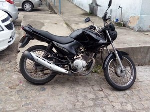 Agentes do Ronda no Bairro localizam moto roubada em Jacarecica