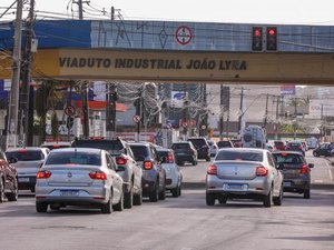 Obras de reparo asfáltico interditam novo trecho da Avenida Gustavo Paiva nesta segunda (10)