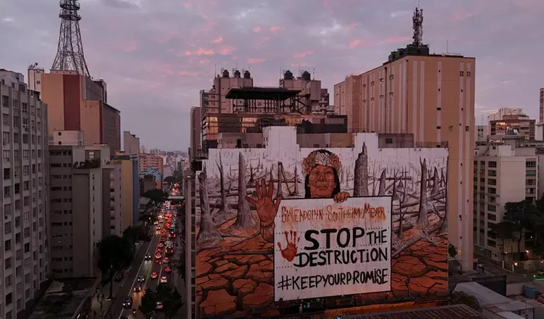 Mural gigante em São Paulo usa cinzas de incêndios em protesto contra desmatamento