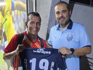 CSA homenageia Didira com camisa histórica após jogo no Rei Pelé