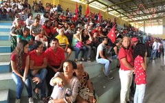Público começa a lotar o ginásio em Arapiraca para receber Lula
