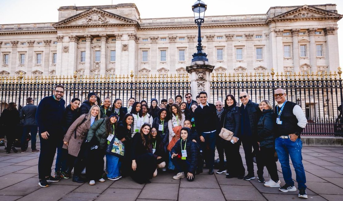 JHC e Marina Candia acompanham estudantes em visita ao Palácio de Buckingham, em Londres