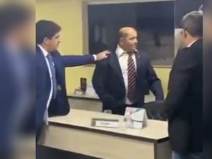 [Vídeo] Vereadores de Junqueiro batem boca em sessão da câmara e precisam ser apartados