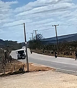 Colisão entre caminhão-pipa e moto deixa mulher morta no Sertão de Alagoas