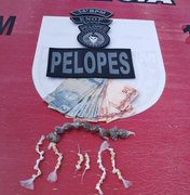 Polícia Militar flagra trio com drogas em Messias; um deles já tinha passagem por tráfico