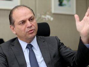 Programa Mais Médicos é provisório, diz Ricardo Barros, ministro da Saúde
