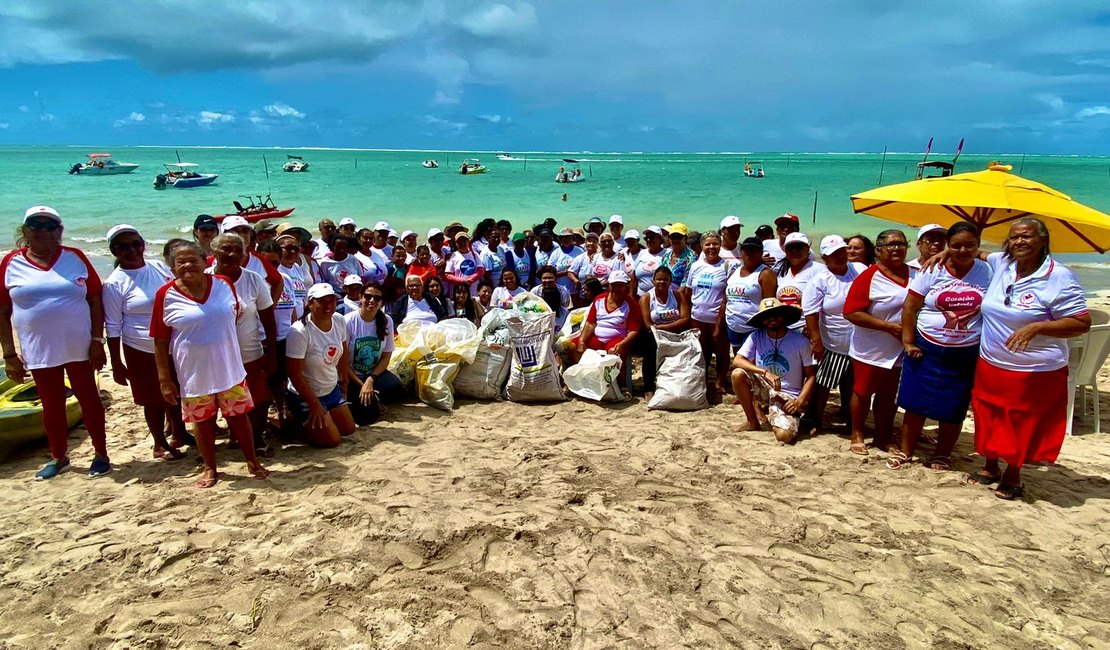 Idosas fazem mutirão de limpeza voluntário na Praia de Ponta de Mangue
