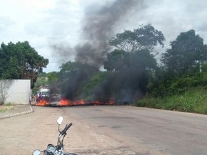 População bloqueia novamente trecho de rodovia estadual no Agreste