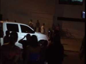 Contratados para trabalhar em campanha do PMDB não são pagos e protestam na sede do partido