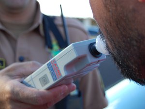 Motorista é preso por embriaguez ao volante após colidir em poste