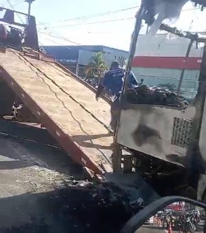 [Vídeo] Trânsito em Maceió é afetado por incêndio de ônibus na Fernandes Lima