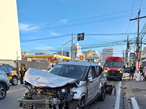 Dois carros colidem na Avenida Doutor Júlio Marques Luz, no bairro da Jatiúca