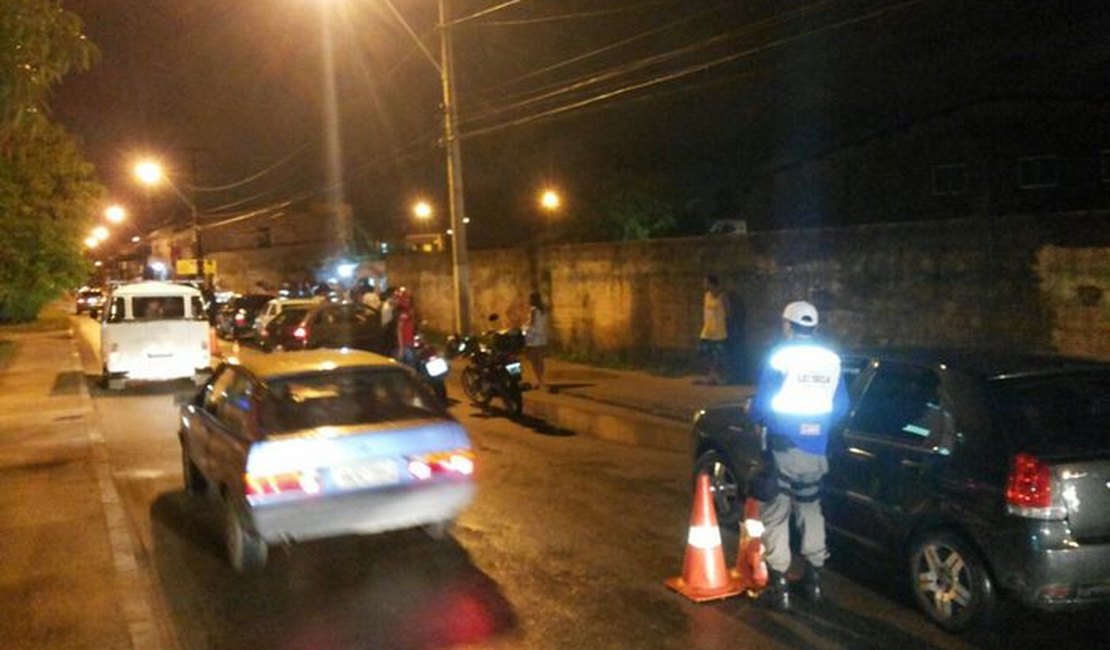 'Lei Seca' flagra quatro motoristas dirigindo embriagados no Benedito Bentes