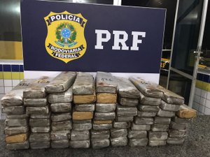 [Vídeo] PRF apreende mais de 50kg de drogas em ônibus interestadual