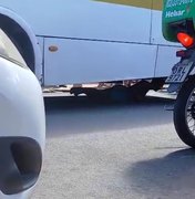 Suspeito de roubo é linchado por populares e se esconde debaixo de ônibus no Jacintinho
