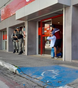[Vídeo ] SSP realiza simulação de sequestro em agência bancária de Arapiraca