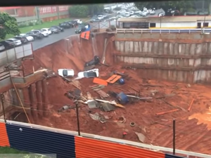 [Vídeo] Cratera se abre em obra na Asa Sul de Brasília e engole carros