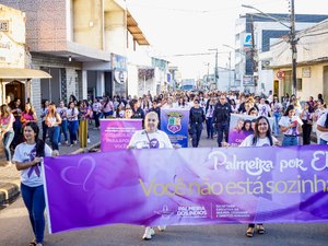 Caminhada pelas ruas de Palmeira marca lançamento da campanha alusiva ao Agosto Lilás