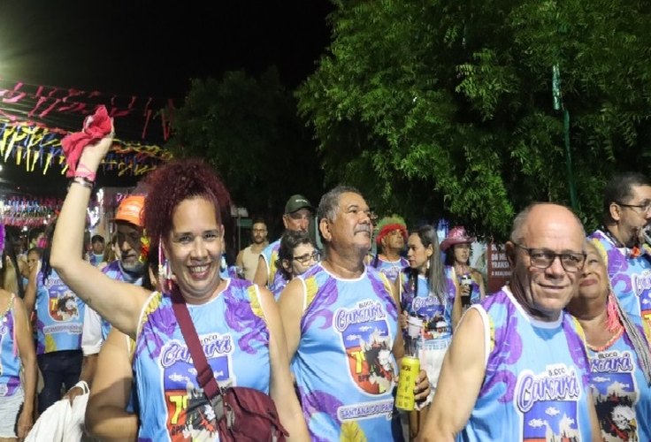 Multidão segue e brinca com o Carcará na Folia, bloco da PM que abriu o Carnaval em Santana do Ipanema