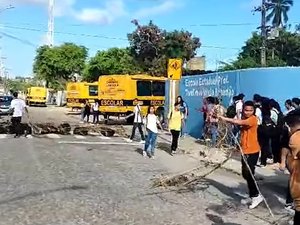 Alunos bloqueiam rua contra falta de ônibus escolar no bairro do Poço, em Maceió