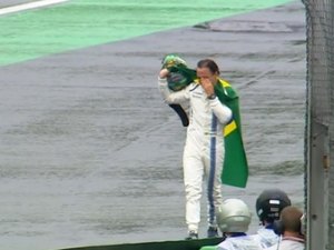 Massa encerra última corrida no Brasil da carreira e sai aplaudido da pista