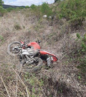 Motociclista perde controle cai em barranco e morre no Sertão