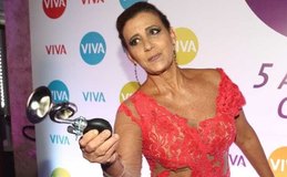 Rita Cadillac diz que apagaram cigarro em seu bumbum: 'Ver se era plástico'