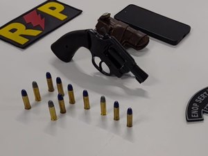 Homem é preso em bar com arma escondida em embalagem de cerveja