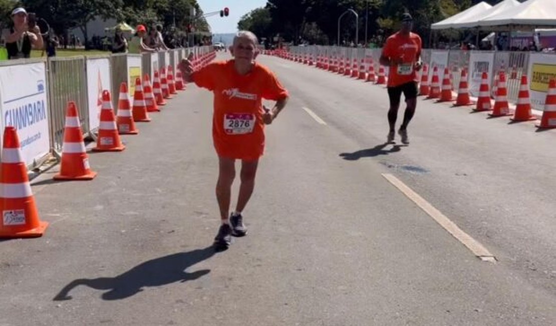 Idosa de 78 anos completa meia maratona em Brasília