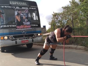 Mulher mais forte de Alagoas supera os limites do corpo e puxa ônibus de 12 toneladas