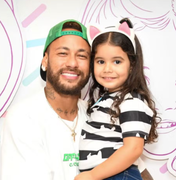Neymar vai com a família ao aniversário da afilhada