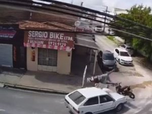 [Vídeo] Motociclista voa após colidir com carro, em Maceió