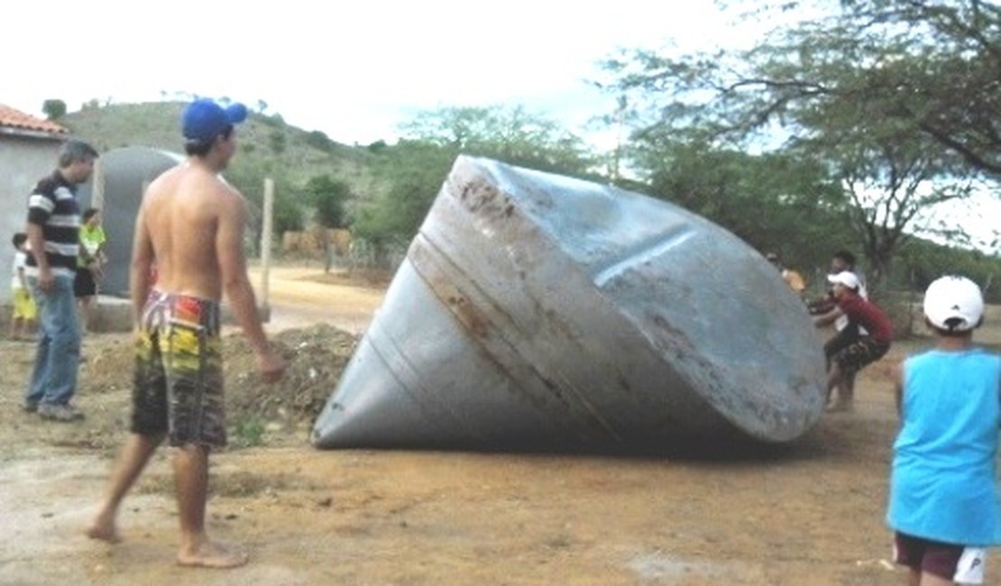 Cisternas de plástico doadas pelo governo deformam no calor