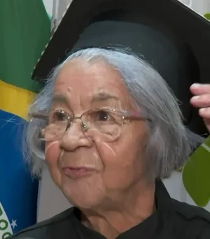 Aos 83 anos, idosa se forma na EJA e sonha em fazer faculdade