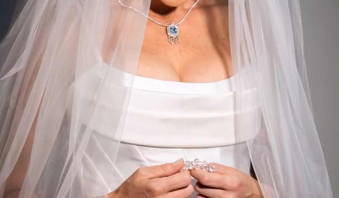 Ana Hickmann mostra presente de fãs que levou consigo ao altar