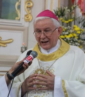 [Vídeo] Fiéis se despedem de bispo Dom Valério em Arapiraca