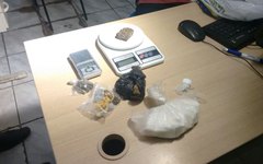 Com ele, policiais apreenderam 200 gramas de cocaína, 80 gramas de maconha e duas balanças de precisão