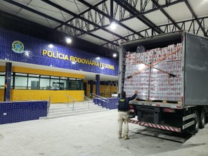 Caminhão que transportava 58 mil latas de cerveja é apreendido sem nota fiscal em Canapi