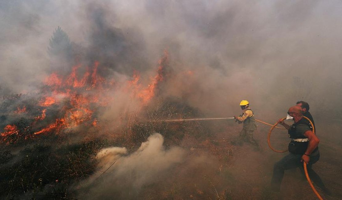 Incêndio florestal atinge Portugal e fere 32 pessoas