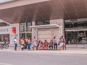 SMTT instala novos abrigos de ônibus na Ponta Verde