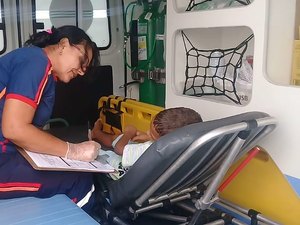 Criança é atropelada por motocicleta ao tentar atravessar avenida em residencial