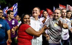 Em sua terra natal, senador Renan arrasta multidão em caminhada