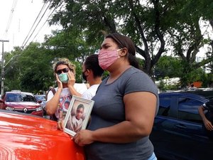 'Eu tinha que vir', diz mãe do menino ao aguardar saída de ex-patroa na delegacia