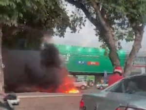 Moradores da Santa Lúcia voltam a protestar contra a falta de água e bloqueiam avenida