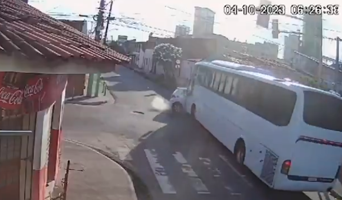 Acidente entre carro e ônibus deixa duas pessoas feridas no bairro do Poço