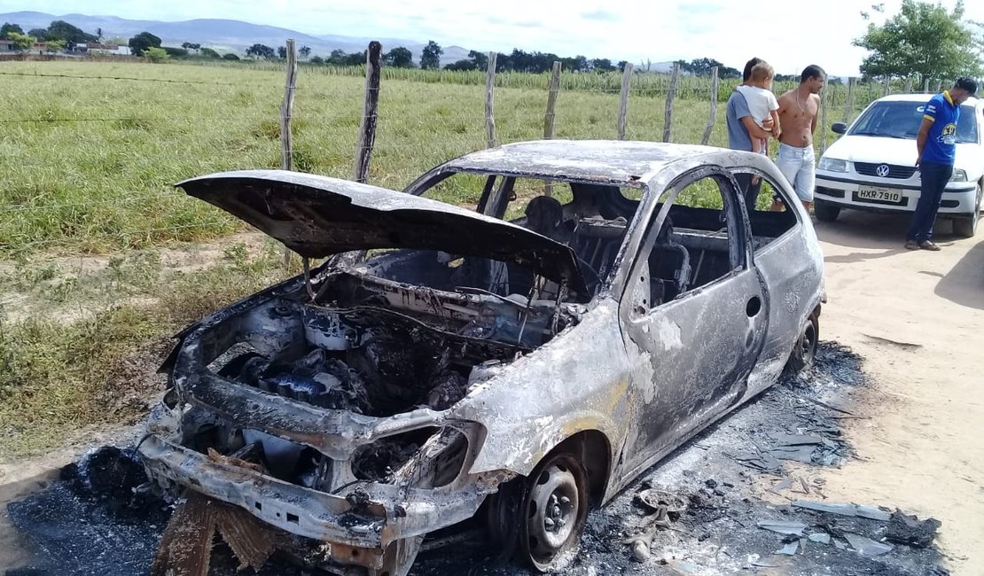 Veículo pega fogo na zona rural de Arapiraca, após curto-cirucuito no painel