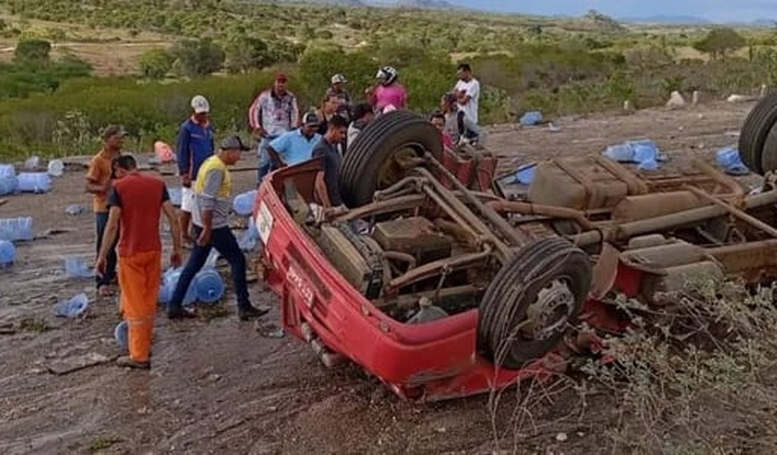 Caminhoneiro morre após perder o controle do caminhão e tombar o veículo em São José da Tapera