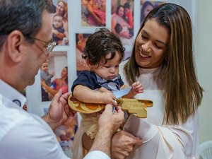 Pequeno herói: Luciano Barbosa entrega chave da cidade a bebê prefeito de 2025