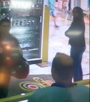 Câmeras de segurança de loja flagram tentativa de assalto no Centro de Maceió